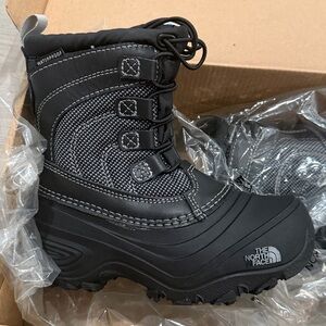 NWT The North Face Black Snow Boots in Box
